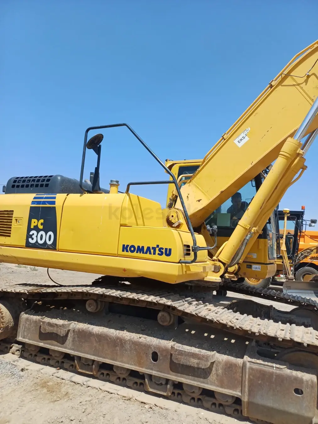 Гусеничный экскаватор