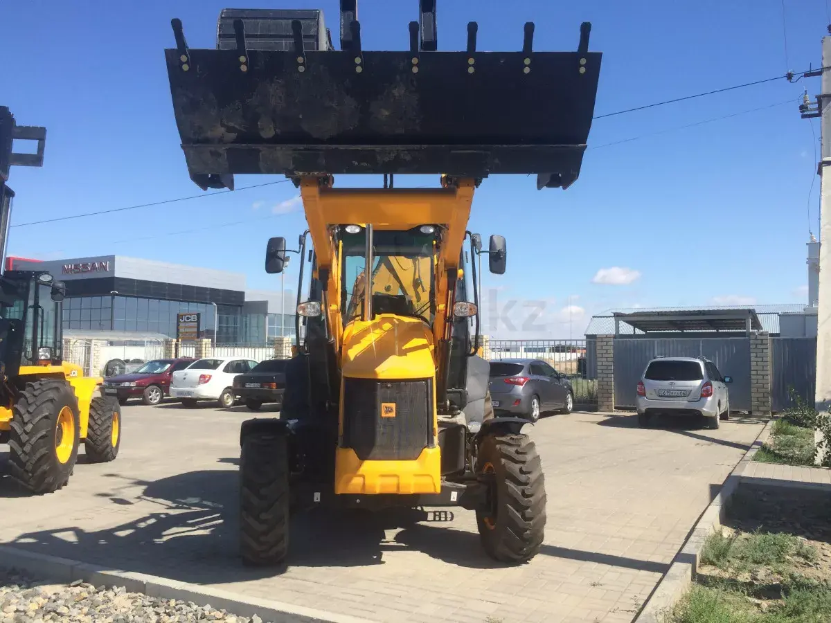 Экскаватор-погрузчик